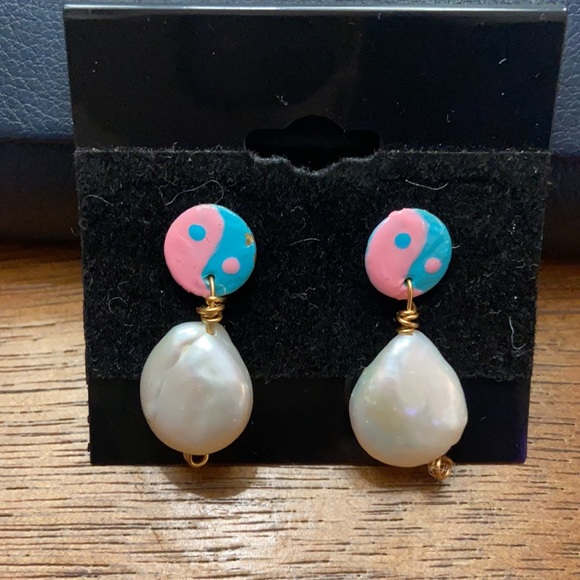 Susan Alexandra Ying Yang Pearl Earrings - Picture 3 of 4